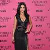 Selena Gomez surgiu decotada e super sexy no tapete vermelho do Victoria's Secret Fashion Show
