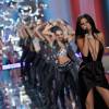 Selena Gomez canta enquanto as modelos da Victoria's Secret Fashion Show desfilam. Uau!