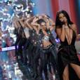 Selena Gomez canta enquanto as modelos da Victoria's Secret Fashion Show desfilam. Uau!