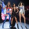 Selena Gomez radiante durante as gravações do desfile da Victoria's Secret Fashion Show