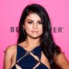 Selena Gomez ousou e colocou lentes de contato verdes para ir ao Victoria's Secret Fashion Show