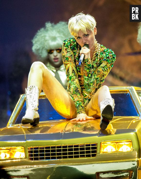 A cantora Miley Cyrus adora usar cortes radicais e roupas ousadas