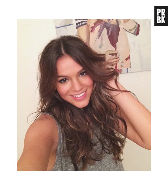 Bruna Marquezine adora uma costelinha de porco, nem parece, não é mesmo?