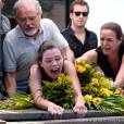 Linda (Bruna Linzmeyer) surtará no enterro de Leila (Fernanda Machado) em "Amor à Vida"