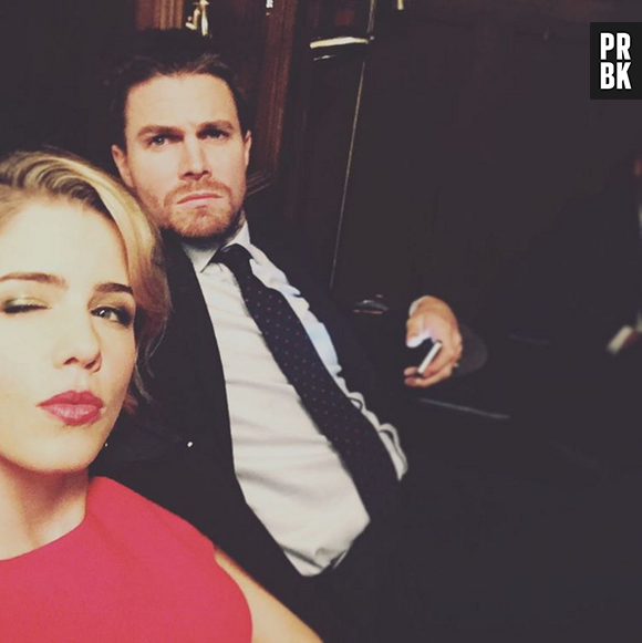 De "Arrow", Emily Bett Rickards publica foto ao lado de Stephen Amell, seu par romântico na série