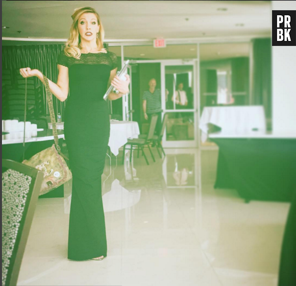 Emily Bett Rickards publica fotos de seus looks e faz expressão engraçada