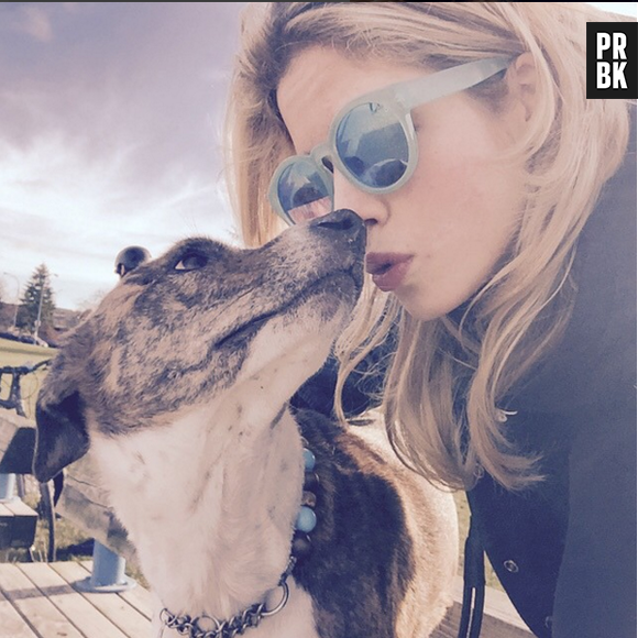 Emily Bett Rickards, de "Arrow", vive compartilhando fotos ao lado de seus animais de estimação