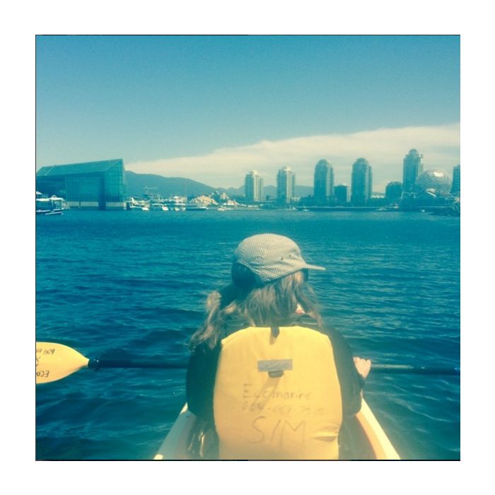 Emily Bett Rickards publica fotos de suas aventuras no Instagram