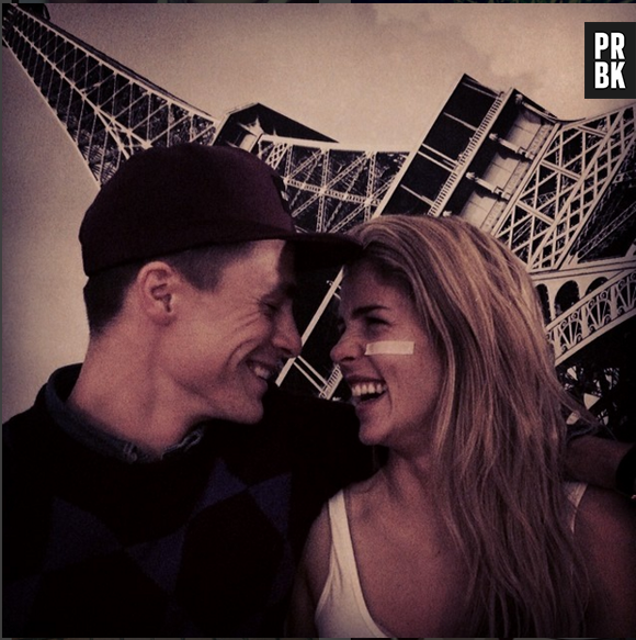 Emily Bett Rickards publica foto ao lado do namorado, Colton Haynes, também de "Arrow"