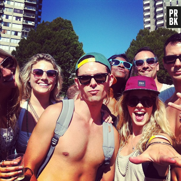 Emily Bett Rickards publica várias fotos ao lado dos amigos!