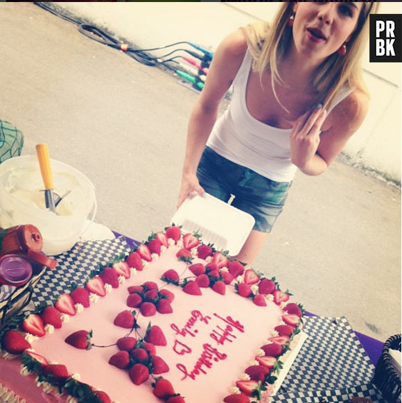 Felicity em "Arrow", Emily Bett Rickards ganhou uma festa surpresa durante as gravações