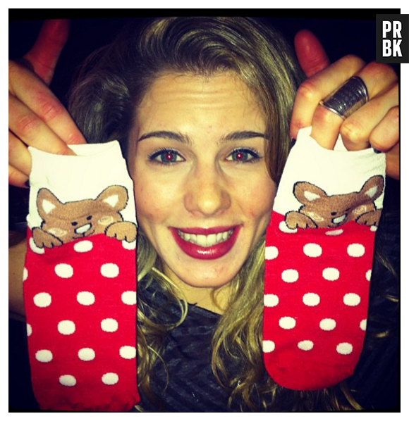 Emily Bett Rickards, de "Arrow", publicou fotos do presente que ganhou da melhor amiga. Acontece com todo mundo, né!