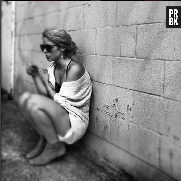 Emily Bett Rickards, a Felicity de "Arrow", mostra seu momento "gótica suave" no Instagram!