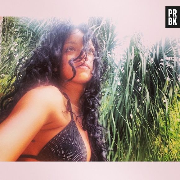 Rihanna mostra novo look que desfila no Brasil em seu Instagram, na noite desta terça-feira, 14 de janeiro de 2014