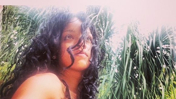 Rihanna no Brasil: Quase 24h desaparecida, cantora mostra novo look no Instagram