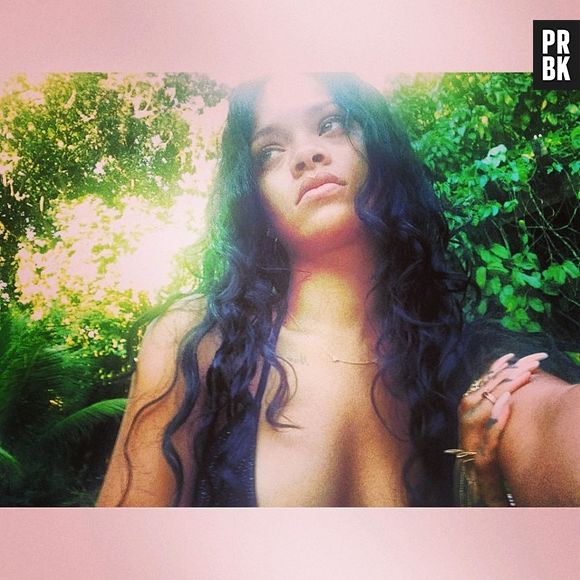 Depois de quase 24 horas sem dar as caras, Rihanna postou duas fotos em seu Instagram