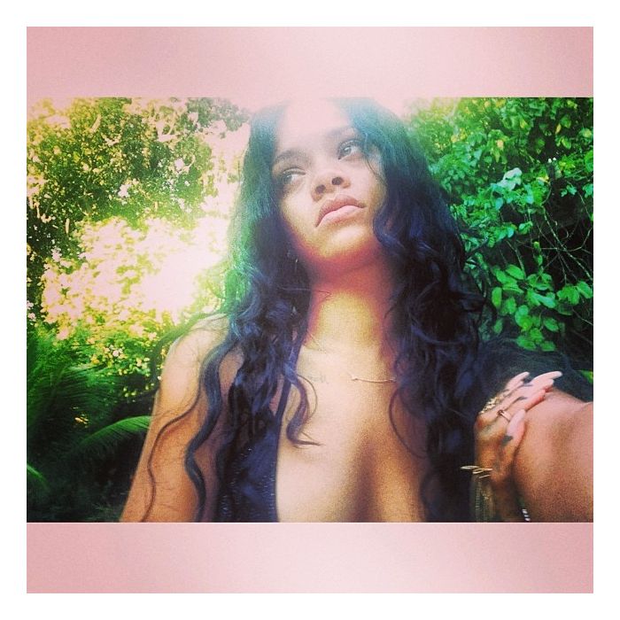 Depois de quase 24 horas sem dar as caras, Rihanna postou duas fotos em seu Instagram
