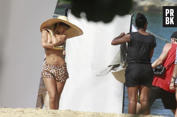 DE topless, Rihanna posou para um ensaio fotográfico em Angra dos Reis, no Rio