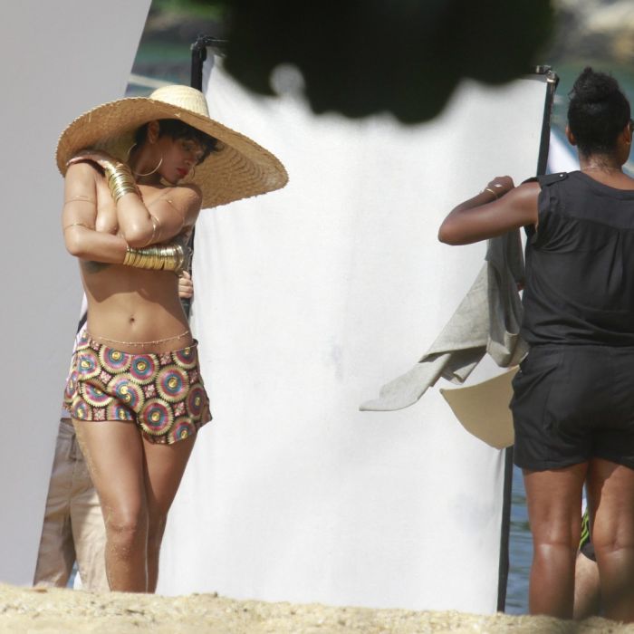 DE topless, Rihanna posou para um ensaio fotográfico em Angra dos Reis, no Rio