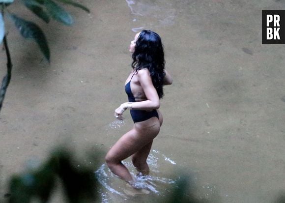 Sem medo, Rihanna entrou em uma das cachoeiras do Horto, na Zona Sul do Rio