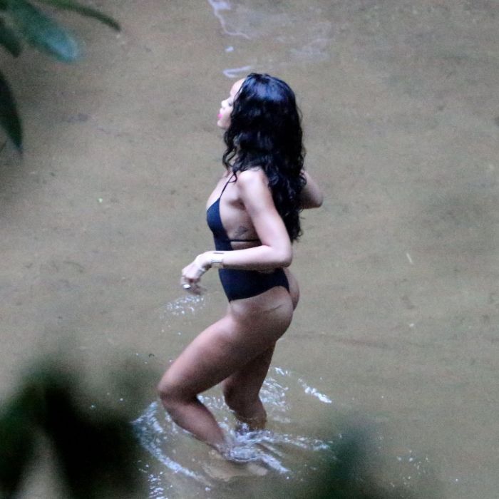 Sem medo, Rihanna entrou em uma das cachoeiras do Horto, na Zona Sul do Rio