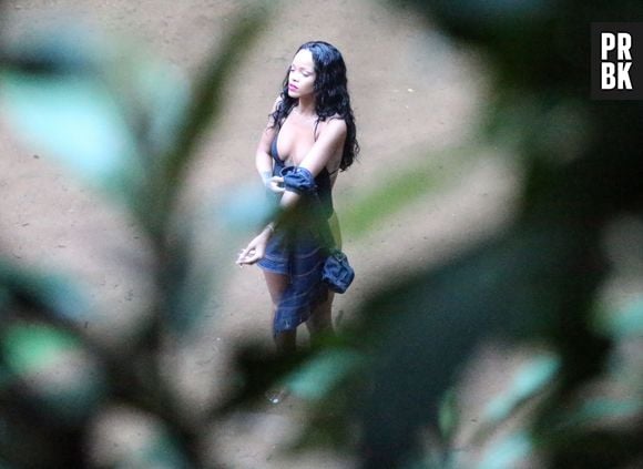 Sem perceber os paparazzi, Rihanna curtiu uma das cachoeiras do Horto, na Zona Sul do Rio