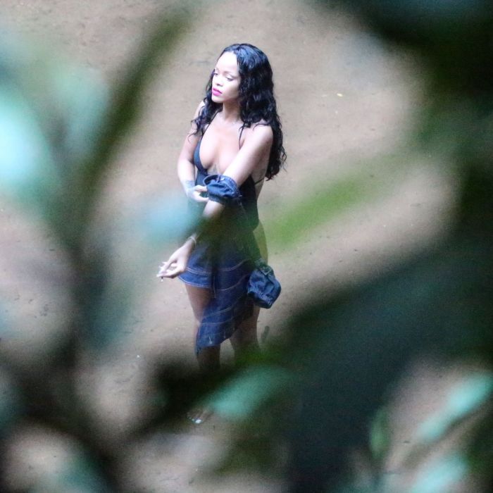 Sem perceber os paparazzi, Rihanna curtiu uma das cachoeiras do Horto, na Zona Sul do Rio