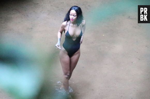 Rihanna mostrou a boa forma em uma maiô fio dental e cavado no Rio