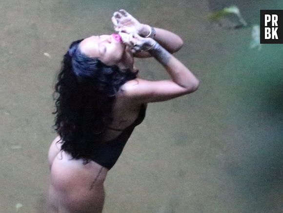 Com cigarro suspeito nas mãos, Rihanna curtiu uma das cachoeiras do Horto, localizada na Zona Sul do Rio