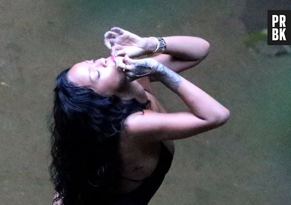 Rihanna é flagrada de biquíni fio dental e fumando cigarro suspeito em dia de folga no Rio, nesta quarta-feira, 15 de janeiro de 2014