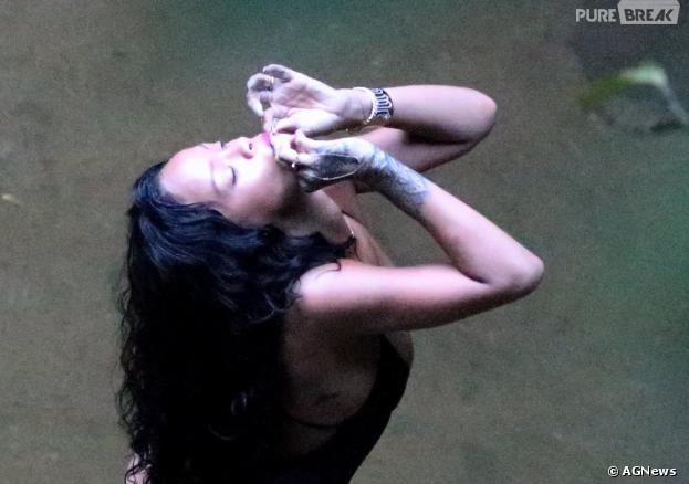Rihanna é flagrada de biquíni fio dental e fumando cigarro suspeito em dia de folga no Rio, nesta quarta-feira, 15 de janeiro de 2014