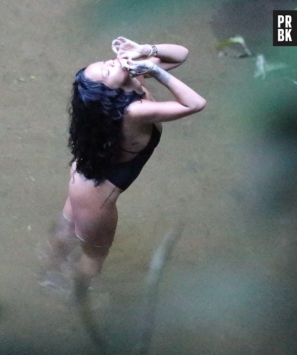 Paparrazi flagraram Rihanna fumando cigarro suspeito durante passeio no Rio