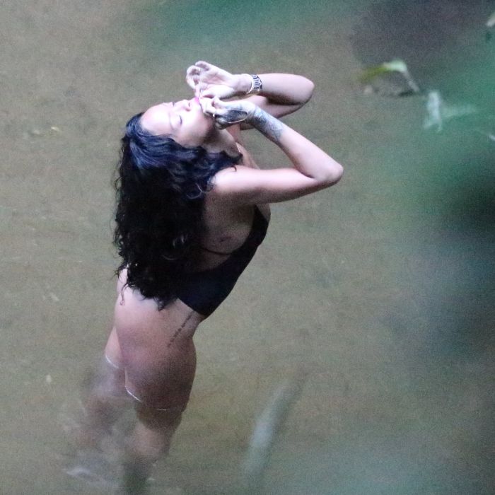 Paparrazi flagraram Rihanna fumando cigarro suspeito durante passeio no Rio