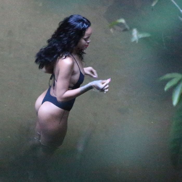 Rihanna escolheu um maiô fio dental para se refrescar em uma das cachoeiras do Horto, na Zona Sul do Rio