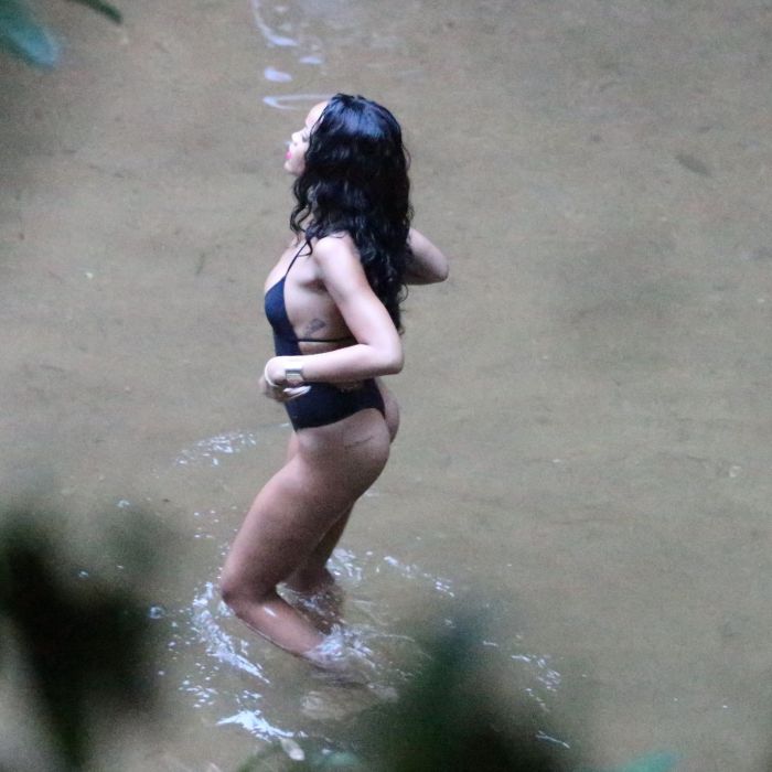 Em dia de calor no Rio, Rihanna aproveitou para conhecer uma das cachoeiras do Horto, na Zona Sul carioca