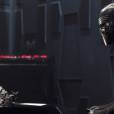 Kylo Ren (Adam Driver) encara restos de Darth Vader, em "Star Wars VII: O Despertar da Força"
