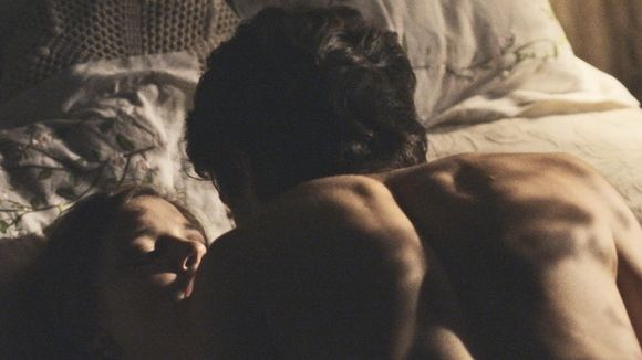 Em "Ligações Perigosas": Cecília (Alice Wegmann) e Felipe transam e menina planeja fuga!