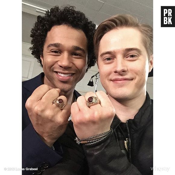 Nos dez anos de "High School Musical", Corbin Bleu e Lucas Grabeel mostram anel de formatura de seus personagens