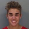 Justin Bieber sorri em foto policial