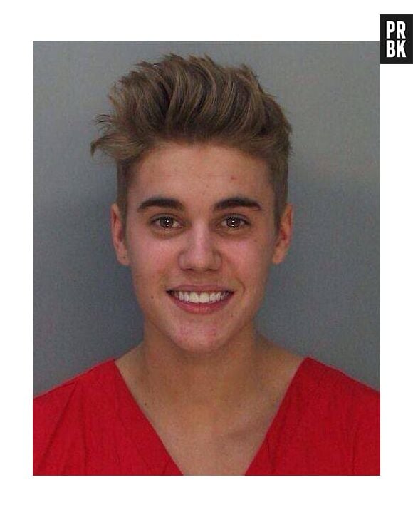 Justin Bieber sorri em foto policial