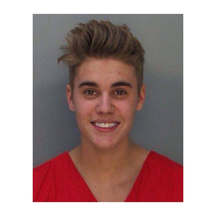 Justin Bieber sorri em foto policial