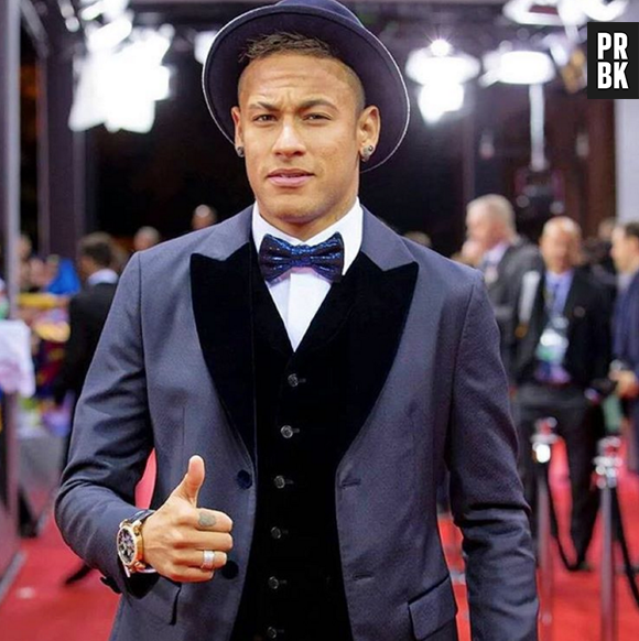 Neymar também aderiu a moda da sobrancelha riscada. Quanto estilo!