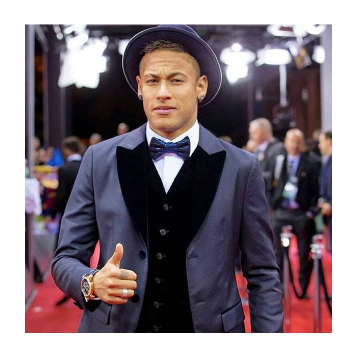 Neymar também aderiu a moda da sobrancelha riscada. Quanto estilo!