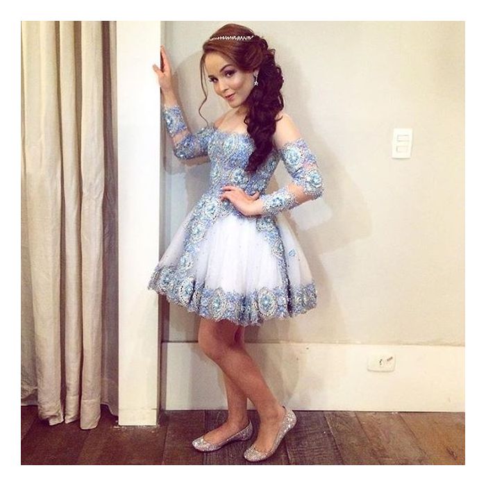 Que linda! Larissa Manoela, de &quot;Cúmplices de um Resgate&quot;, estava vestida como uma verdadeira princesa para sua festa!
