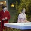 Em "The Big Bang Theory", Bernadette (Melissa Rauch) e Howard (Simon Helberg) vão testar a banheira, mas encontram um coelho