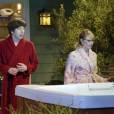Em "The Big Bang Theory", Bernadette (Melissa Rauch) e Howard (Simon Helberg) vão testar a banheira, mas encontram um coelho