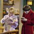 Bernadette (Melissa Rauch) e Howard (Simon Helberg) resolvem cuidar do coelho, em "The Big Bang Theory"