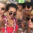 Nina Dobrev, ex-"The Vampire Diaries", curtiu viagem ao Havaí sozinha com as amigas