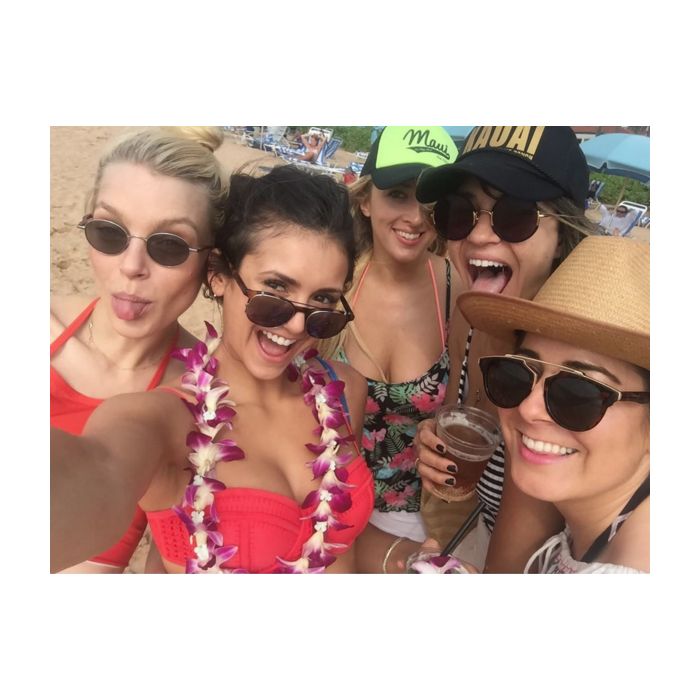 Nina Dobrev, ex-&quot;The Vampire Diaries&quot;, curtiu viagem ao Havaí sozinha com as amigas