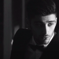 Zayn Malik, ex-One Direction e namorado de Gigi Hadid, sofre por loira no clipe do hit "It's You"!